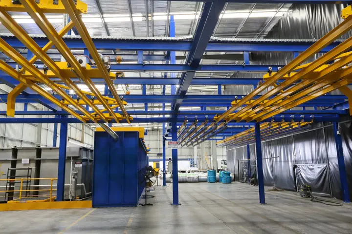 Powder coating facility with conveyor system